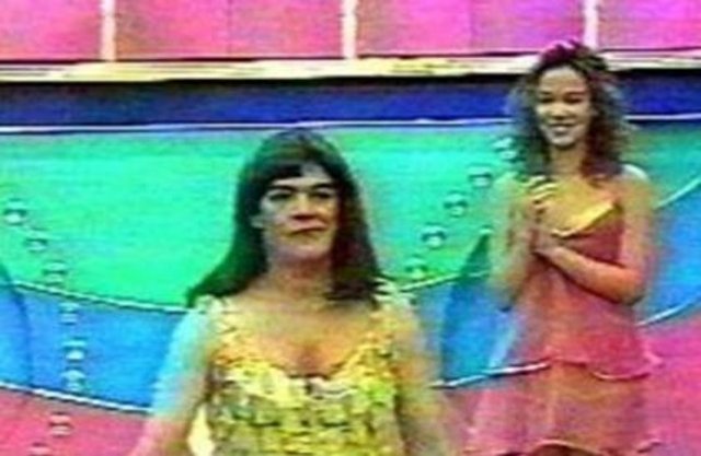 Kendisini program hosteslerine benzeterek mini elbise giyen ve peruk takan Güner Ümit uzun süre konuşuldu.