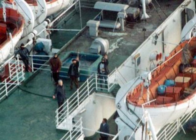 Saatler sonra feribotu kaçıranların sadece Çeçenler olmadığı elebaşlarının da Kafkasya kökenli bir Türk vatandaşı olduğu ortaya çıktı... -  - Bir çok haberci feribot korsanlarıyla telefon bğlantısı kurmaya çalışırken Uğur Dündar o güne dek eşi benzeri görülmemiş bir işe imza attı: Helikopterle feribotun peşine düştü ve bir anda kelimenin tam anlamıyla "gökten düşerek" güverteye indi... -