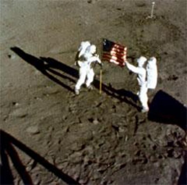 TRT, insanın Ay'a ilk ayak basışı ile ilgili televizyon filmini, normal yayın günü dışında özel olarak yayınladı. Neil Armstrong ile Edwin Aldrin'in Ay'daki adımlarını milyonlarca kişi nefesini tutarak izledi. -