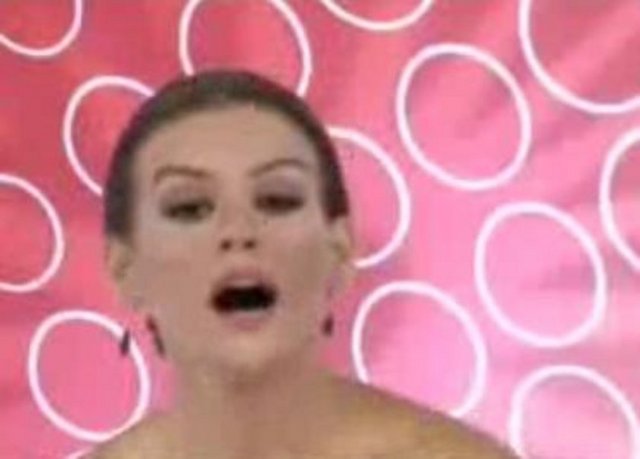 Gelin adayının oğlunu beğenmemesine sinirlenen Hafize Hanım "Keşke oğlum getirdiği günleri yüzüne çarpsaydı" deyince stüdyoda ortam bir anda gerildi. Durumu Esra Erol güçlükle toparladı. -  - Sonra da stüdyodaki konuklar sanki hiçbir şey olmamış gibi şarkı söyleyip göbek atmaya başladılar. -