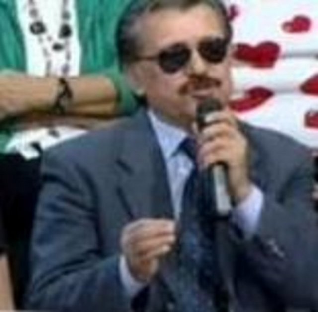 Stüdyoda güneş gözlükleriyle oturan konuğuna bunun nedenini soran Topal, konuğun cevabını duyunca da pişman oldu.