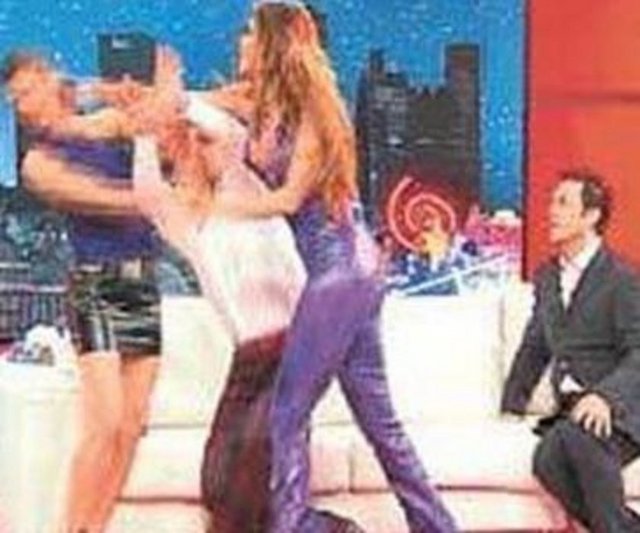 Programda, Arto'nunda kışkırtmasıyla hararetli anlar yaşandı ve Ataizi ile Demirel arasında söz düellosu başladı. Ataizi, ''Hiç olmazsa beni senin gibi polis basmadı'' deyince, Demirel de, ''Sen benim kim olduğumu biliyor musun o...pu, ben senin gibi camlara çıkıp donumu çıkarmadım. Ayrıca beni İstanbul Emniyet Müdürü akladı'' diyerek Hande Ataizi'ne tokat attı.