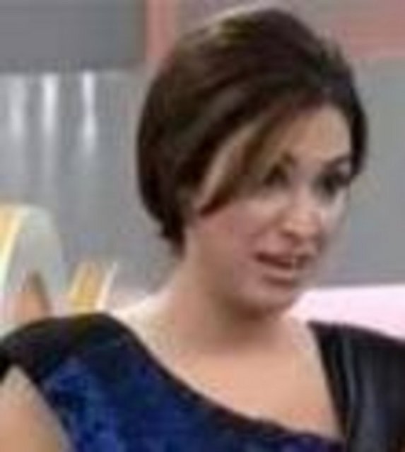 Konuk, Topal'ın "Neden güneşg özlüğü takıyorsunuz" sorusuna "Sizi görünce gözlerim kamaşıyor" diyerek cevap verdi. -  - Bununla da yetinmeyen konuk şöyle devam etti: "Zuhal Hanım, Allah'tan büyük bir dileğim var. Sizi sahibinize bağışlasın, beyinize güç kuvvet versin". -  - BU sözler karşısında sadece Topal değil tüm konukar donup kaldı. -