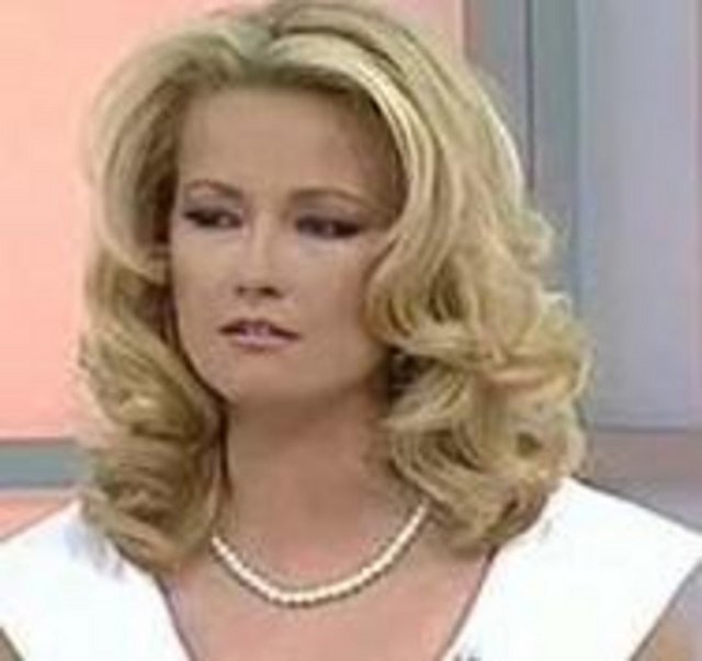 Daha sonra telefonla stüdyoya bağlanan bir kişi daha '"Bu adam kadın satıcısı' diye iddialarda bulundu. Ekran başındaki tüm gençleri uyarmaya çalışan Anlı, Stüdyoda bulunan ve kadın satıcısı olduğu iddia eden orta yaşlı adamın terbiyesizleşmeye başlaması üzerine adamı stüdyodan attı. Çok sinirlendiği gözlenen Müge Anlı'nın ağzından "Bu adamı burada değil il sınırları içinde bile görmek istemiyorum" sözleri döküldü. -