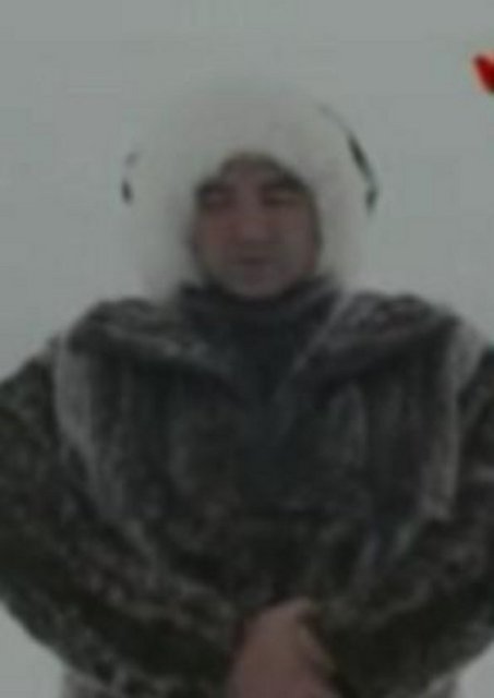 Önce bir süre Kıble'yi aradı Teksoy. Sonra da kameralar önünde namaz kıldı.