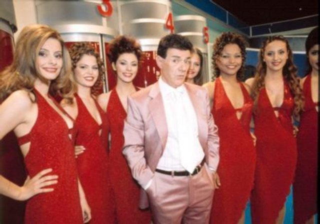 KADIN KILIĞINA GİRDİ - Bir dönemin en çok izlenen programlarından biri Güner Ümit'in sunduğu Turnike'ydi.. -