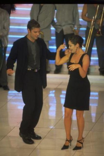 Avşar, bir programına o sıralarda ülkemizde bulunan Ricky Martin'i konuk olarak aldı.. -