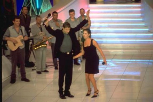 Martin ile şakalaşırken ünlü şarkıcının kalçalarına dokununca bu hareketi günlerce basının gündeminden düşmedi. -