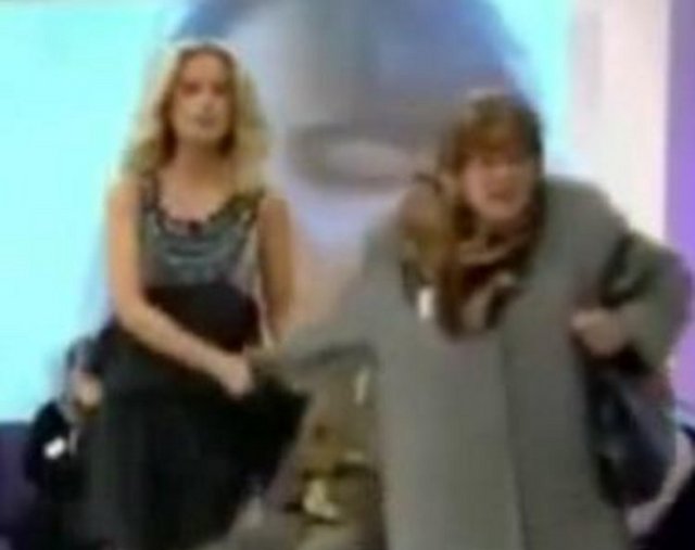 Ayrı yaşadığı eşinin programa katılmasına sinirlenen A.A içeride canlı yayın devam ederken stüdyo binası önüne geldi. Silahını çeken A., eşini programa getirdiğini öne sürdüğü H.K'yi stüdyo önünde vurdu. -  - Koşarak içeriye girmeye çalışan saldırgana güvenlik görevlileri müdahale etti. Yaşanan arbede sırasında saldırganın silahından çıkan kurşunlardan biri, televizyon kanalında teknik eleman olarak çalışan bir kişiyi de elinden hafif yaraladı. -