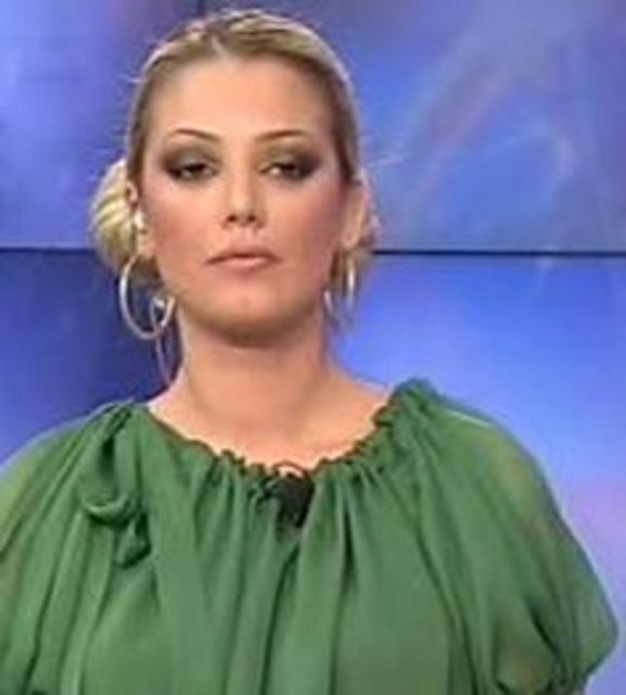 'BUNLAR ŞARLATANLIK' DEDİ TOKADI YEDİ - Petek Dinçöz'ün sunduğu sabah programında da şaşırtan bir an yaşandı. Eliyle şifa dağıttığını iddia eden Sina isimli bir bayana programın diğer konuğu psikolog Alanur Özalp karşı çıktı. -