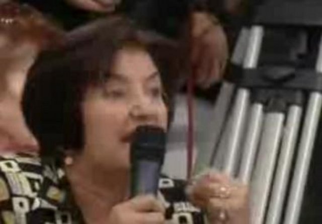 Bir önceki bölümde gelin adayı Cennet'in başından aşağıya güller döktüren Hafize Hanım daha sonraki programda kelimenin tam anlamıyla çıldırdı. -