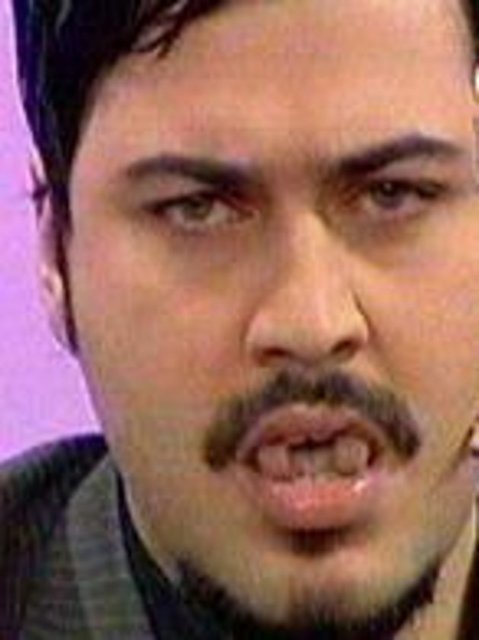 Sunucu Gülben Ergen'in korkudan çığlık attığı programda Caner, yaptığı tuhaf mimiklerle de dikkat çekti.