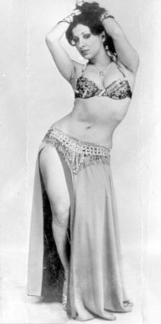 1980 yılbaşı gecesi ekrana ilk kez bir dansöz çıktı. O dansöz Türkiye'de bu sanatın duayenlerinden biri olan Nesrin Topkapı'ydı.