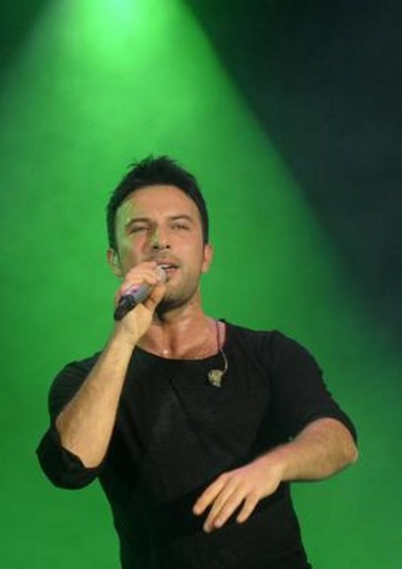 Hatta müzik hayatına nokta koyup Almanya'ya yerleşeceğini açıkladı. -