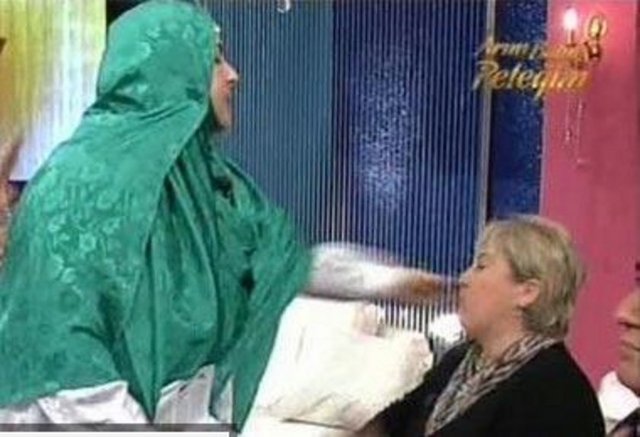 "Böyle şeylere kesinlikle inanmıyorum. Bunlar şarlatanlık" diyen Özalp, daha sözlerini bitirir bitirmez Sina Hanım'ın tokadı yüzünde patladı.