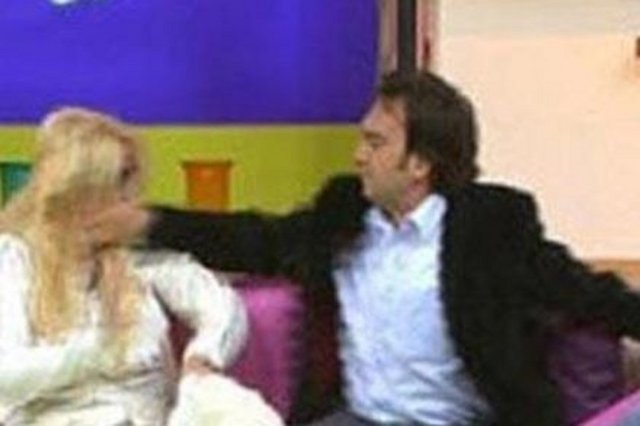 Taşdemir, kendisine yastıkla vuran Banu Alkan'a tokat attı. Bir anda soğuk rüzgarlar esen programda olay, sunucunun araya girmesiyle son buldu.