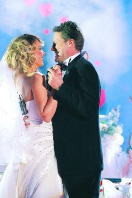 CANLI YAYINDA DÜĞÜN - TV ekranlarının unutulmaz olaylarından biri de Petek Dinçöz ile Can Tanrıyar'ın canlı yayındaki düğünüydü. -