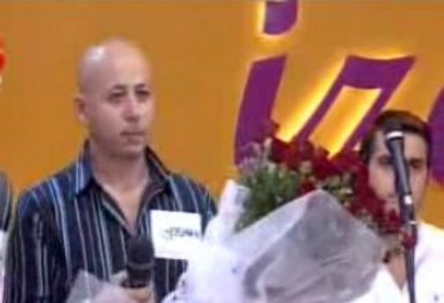 Topal çifti barıştırmak için damat adayına bir buket çiçek verip gelinin gönlünü almasını istedi.