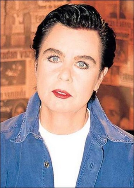 Kimi zaman kızdığı insanların kafasına mikrofonla vuran Girik, bir programda açıkta peynir satan bir satıcıya kameraların önünde tükürünce izleyenler de kelimenin tam anlamıyla şoke oldu.