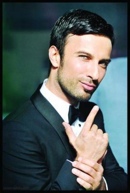 TARKAN ÜLKEYİ TERK ETTİ - Tarkan, Şöhretin ilk yıllarında bir canlı yayın sırasında kendisiyle röportaj yapmak isteyen Savaş Ay'ın yanından 'ÇiŞim geldi' diyerek uzaklaşmıştı. -