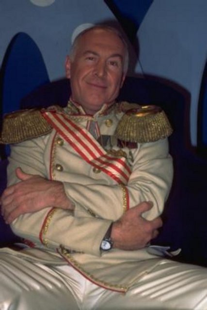 SUPERMAN YILDO - 90'lı yılların en çok izlenen talk show programlarından birini de Yıldo hazırlıyordu.. Bir programında sandalyeden düşen, sık sık kullandığı "kafadan koparma" deyimi ile ünlenen Yıldo, bir gün programına Süperman kılığında çıktı ve tarihe geçti. -