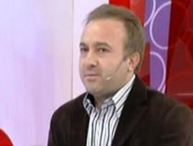 Yusuf Bey "Karım benden 8 yaş küçük kız kardeşimin eşiyle ilişki yaşadı ve kaçtı" deyince Erol şaşkınlıktan mimiklerine bile hakim olamayıp parmaklarını ısırdı. -