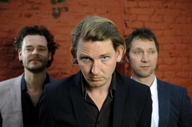 ** Salon İKSV'de; 17 Mart Cumartesi, saat 22.30'da, Kraak & Smaak, 19 Mart Pazartesi, saat 20.30'da, "Tehlikeli Oyunlar". Tel: (212 334 08 41)