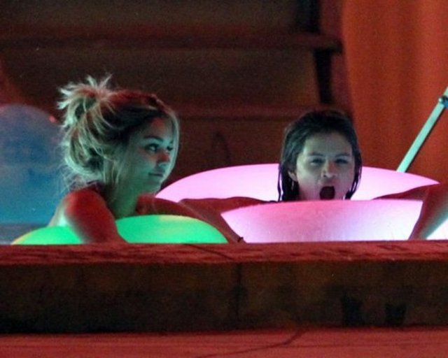 SELENA GOMEZ, VANESSA HUDGENS 