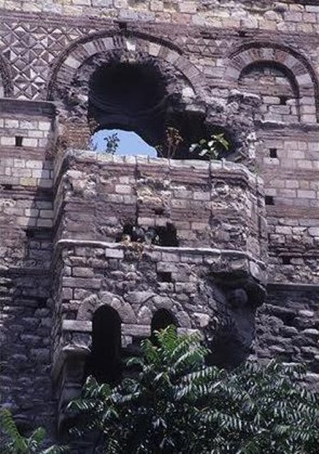 Ahşap pencere ve alüminyum korkuluklar eklenen, klima, merdiven ve çatı yapılarak kapalı bir mekana dönüştürülen 1000 yıllık Tekfur Sarayı (İstanbul)