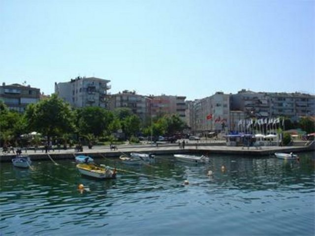 Silivri'nin İstanbul'a yakınlığı ve İstanbul'un giriş kapısı niteliğini taşıması, sahip olduğu tarihi ve doğa özellikleri dikkate alındığında turizm konusunda önem taşıdığı görülüyor. Silivri'nin 45 km uzunluğunda sahil şeridi yaz aylarında yüzmek ve serinlemek isteyen pek çok kişiyi mıknatıs gibi çekiyor. Sahil şeridinin bazı alanlarında oluşturulan park ve gezi yerleri, ilçeye gelen misafirlere dinlenme ve eğlenme imkanı sağlıyor. Deniz sporlarına meraklıysanız, Silivri kıyıları sizin için bir cennet.