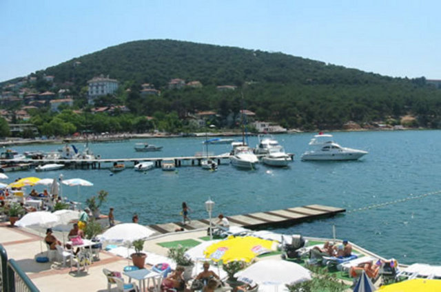 HEYBELİADA - Heybeliada, İstanbul'un Büyükada'dan sonra en büyük adasıdır. İstanbul'un en çok rağbet gören sayfiye yerlerinden biridir. Sadece doğasıyla, temiz havası ve güzellikleriyle değil, bahriyesi, sanatoryumu, ruhban (papaz) okulu gibi kurumlarıyla da ünlü