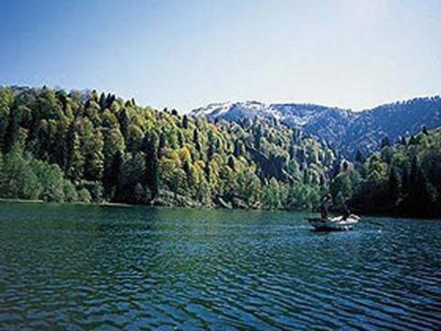 SAPANCA - İstanbul'a 100 km uzaklıkta. Sapanca, stresli şehir hayatından bunalıp kendini doğaya bırakmak isteyenler için vazgeçilmez yerlerden biri. Yeşil ve Mavinin farklı tonlarını Sapanca'nın doğasında görebilirsiniz