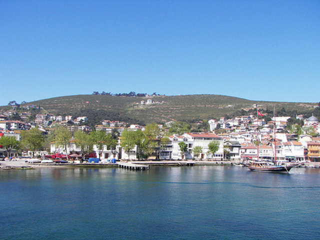 Kınalıada ismini, üzeri makilerle kaplı olduğu dönemlerde uzaktan kızıla çalan bir görünüme bürünmesi nedeniyle almıştır. Çınar Tepesi, Teşvikiye Tepesi ve Manastır Tepesi olmak üzere üç tepesi vardır.