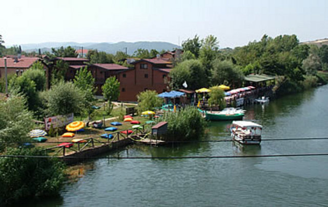 Polonezköy'e gitmişken 1912 yılınde inşaatına başlanan kiliseyi mutlaka görün. Kilise papaz eviyle birlikte 1914 yılında bitirilmiş. Kilisenin yanı sıra Atatürk'ün Polonezköy'ü ziyareti esnasında kaldığı evi de görmeniz mümkün.