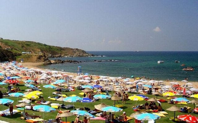 KİLYOS - Kilyos'un diğer adı Kumköy. istanbul'a 60 km uzaklıkta. Adını botanik açıdan son derece zengin kumullardan alıyor. Kilyos'ta göze ilk çarpan tarihi bina Cenevizliler döneminde yapıldığı bilinen kalesi oluyor. Askeri saha içinde kalan kale Sultan II. Mahmut zamanında restore edilmiş. Ortasında bir sarnıç bulunuyor