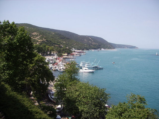 RUMELİ KAVAĞI - Rumeli Kavağı kendinizi İstanbul'dan çok uzaklardaymış gibi hissettiren sahil boyunca balıkçıların bulunduğu şirin bir yer. Sarıyer'e bağlı olan Rumeli Kavağı'nda 'altın kum' kumsalı size tatil havası yaşatacak