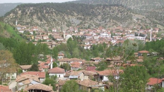 Rakım 800 metre. Taraklı'nın Sakarya'ya uzaklığı 60 km, İstanbul-Sakarya arası 135 km. Taraklı-İstanbul yolculuğu toplam 2 saat sürüyor.