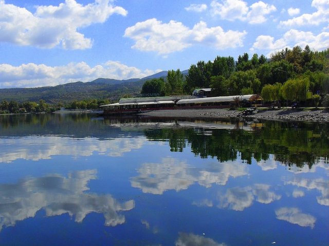 ŞİLE - İstanbul'a 70 km uzaklıkta. Şile tarihi ve tabii yapısı ile İstanbul'un önemli turizm merkezlerinden biridir. Şile Kalesi, Şile Feneri ve Şile Bezi, Şile ile birlikte anılan birer marka haline gelmişler.