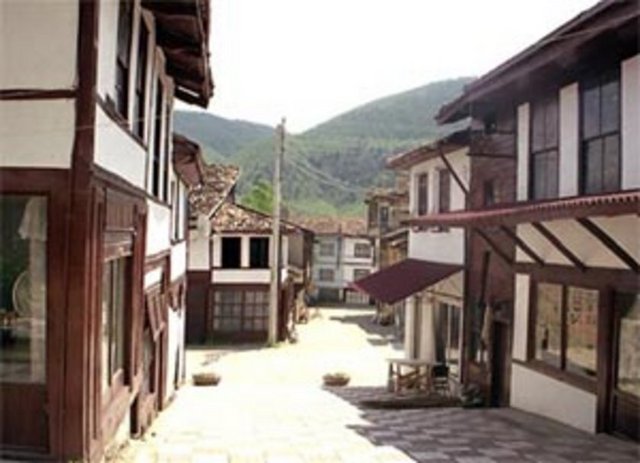 TARAKLI - Taraklı, 'Mümkünlü Köyü'nde geçen reklam filminin çekildiği yer. Sakarya'nın en güney ucunda şirin bir kasaba. 19. yüzyıldan kalma Osmanlı evleriyle ünlü bu ilçe, ilk bakışta Safranbolu havasında.