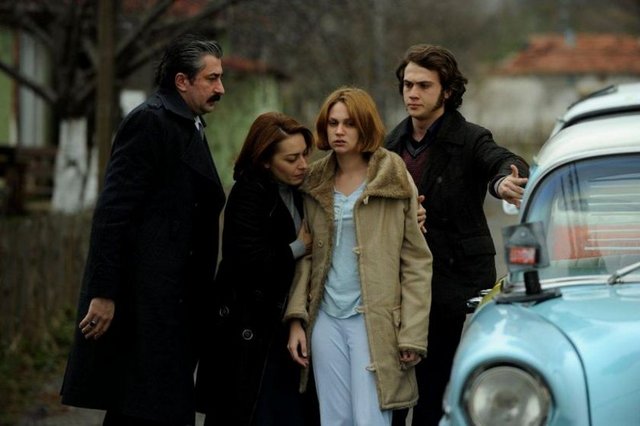 ÖYLE BİR GEÇER ZAMAN Kİ - YÖNETMENİ: Zeynep Günay Tan  - OY: 7 bin 800  -