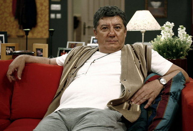 DİZİ ADI: Avrupa Avrupa - OYUNCU ADI: Tarık Ünlüoğlu  - OY: 623 oyla