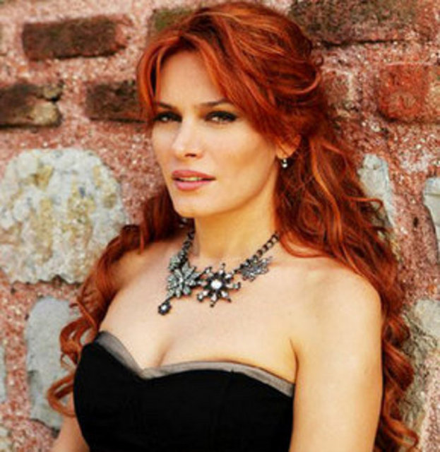 DİZİ ADI: Avrupa Avrupa - OYUNCU ADI: Ebru Cündübeyoğlu - OY: Bin 930