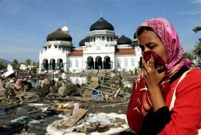 9.1 şiddetindeki deprem Sumatra adasının Aceh sahilini vurdu.