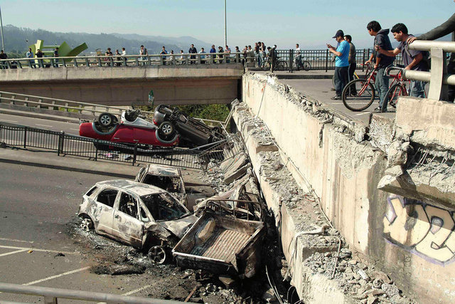 Evleri, karayollarını, köprüleri yıkan deprem ardında çok büyük bir hasar bıraktı.