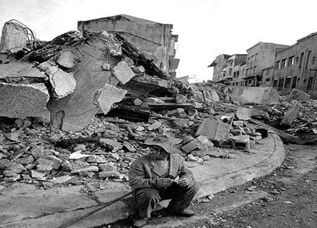 9.5 şiddetindeki deprem Santiago ve Concepcion şehirlerini vurdu. Depremin etkisiyle dev dalgalar ve volkanik patlamalar meydana geldi. Depremde 500 kişi hayatını kaybederken, 2 milyon kişi de evsiz kaldı.