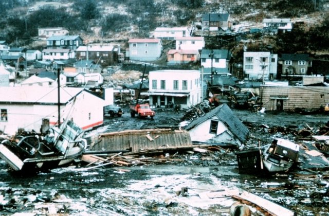 Deprem ve beraberinde gelen tsunami 125 can aldı ve geride 310 milyon dolarlık hasar bıraktı. 9.2 şiddetindeki deprem Alaska'nın çok büyük bir bölümünü, Yukon eyaleti ve Kanada'daki İngiliz kolonisini etkiledi.