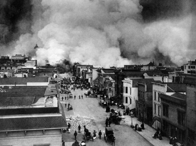Ekvador ve Kolombiya sahilini vuran 8.8 şiddetindeki deprem 100 kişinin hayatını alan bir tsunami yarattı.