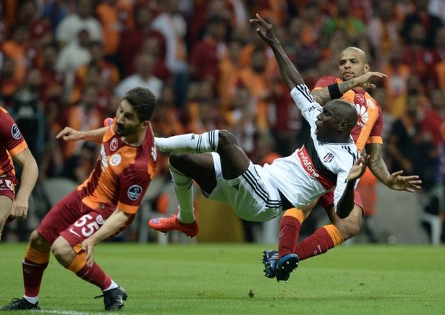 Galatasaray ile Beşiktaş arasında ligde yapılan 114 karşılaşmada ise genel toplamda olduğu gibi sarı-kırmızılı takımın üstünlüğü bulunuyor. İki takım ligde 114 kez karşı karşıya geldi, Galatasaray 43, Beşiktaş ise 30 kez sahadan galip ayrıldı. Taraflar 41 maçta da eşitliği bozamazken, sarı-kırmızılıların 143 golüne, siyah-beyazlılar 118 golle karşılık verdi.