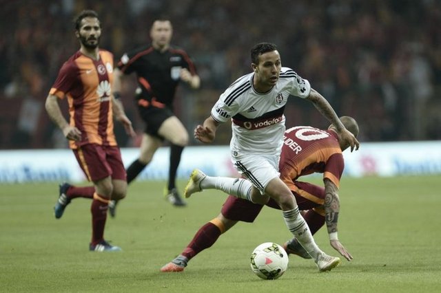 BEŞİKTAŞ 10 MAÇTIR KAZANAMIYORRekabetteki son 5 maçı yitiren Beşiktaş, Galatasaray ile yaptığı tamamı Süper Lig'e dahil son 10 derbiyi kazanamadı. Rakibi karşısında son galibiyetini 30 Nisan 2011 tarihinde BJK İnönü Stadı'nda 2-0'lık sonuçla alan siyah-beyazlılar, daha sonraki 10 maçta 7 kez yenildi, 3 kez de berabere kaldı, taraftarlarına 3 puan hediye edemedi. Ligde geçen sezonki maçları Galatasaray, Atatürk Olimpiyat Stadı ve Türk Telekom Arena'da aynı skorla 2-0 kazandı.