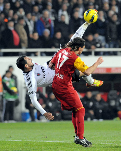 KALELERİNİ ŞAŞIRDILARRekabette son maçlarda kendi kalelerine atılan goller dikkati çekiyor. İki takım arasında son 3 sezonda yapılan 10 lig maçında 4 futbolcu kendi filelerini havalandırdı.